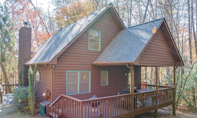 Sautee Nacoochee Casa | Braveheart Cabin- Cozy, large cabin w/ balcony & hot tub, walk-in shower