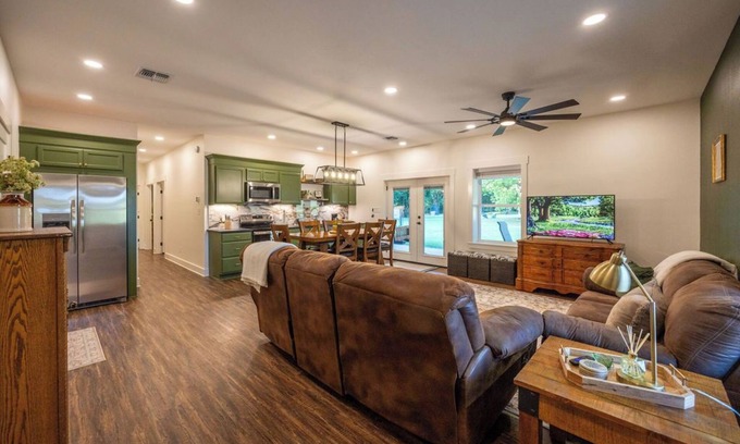 Gholson Casa | Brazos River Escape+Hot Tub+Pickleball+Firepit+Fishing+Kayaking+Nature Trail