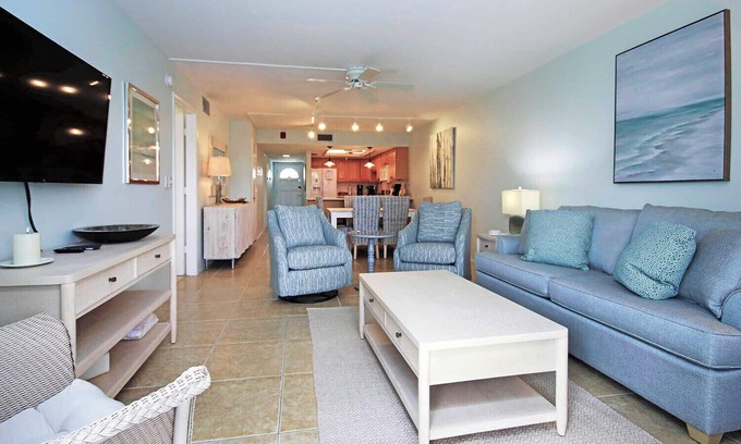 Sanibel Casa | Breakers West B5 Beach side condo with pool