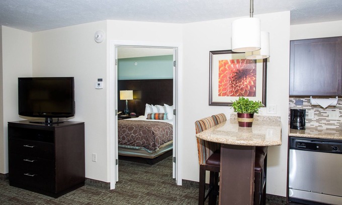 Lincoln Condominio | Breakfast & Pool, Close to Univ of Nebraska