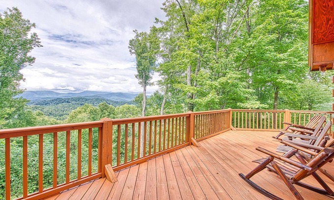 Whittier Cabina | Breath-taking long-range views nestled in the heart of the Great Smoky Mountains