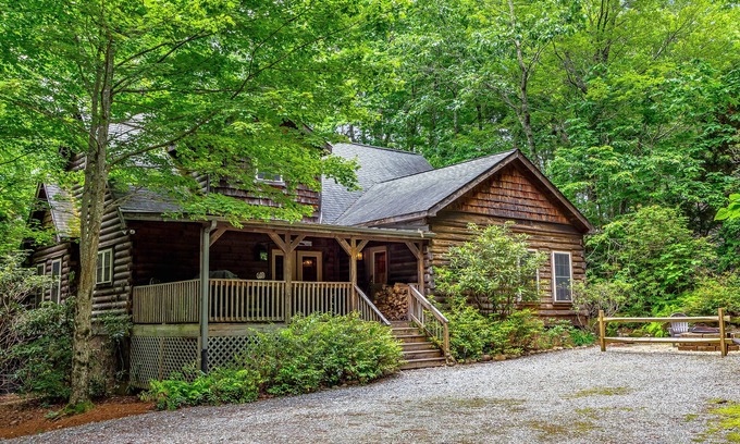 Lake Toxaway Casa | Respire el aire fresco de la montaña y deje que sus preocupaciones se desvanezcan.