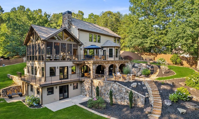 Gainesville Casa | Breathing taking views of Lake Lanier in a quite and private cove.
