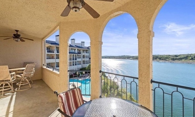 Highland Lake Estates Condominio | Breathtaking 2-bedroom Lakefront Resort Type Condo in Lake Travis