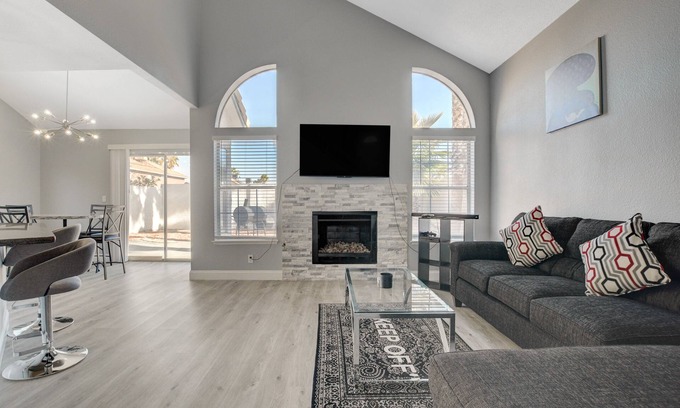 Paradise Valley Casa | Breathtaking 3 Br/2.5 Bath estate ONLY 1 Exit from the Las Vegas Strip &Airport