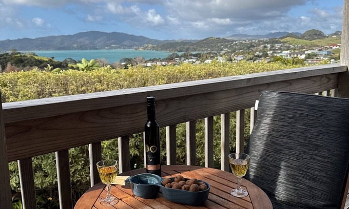 Cable Bay Casa | Breathtaking Bay Views | Walk to Coopers Beach