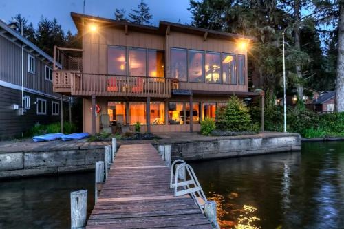 Otis Casa | Breathtaking Beach House with Fireplace and Gorgeous Sights in Otis, Oregon