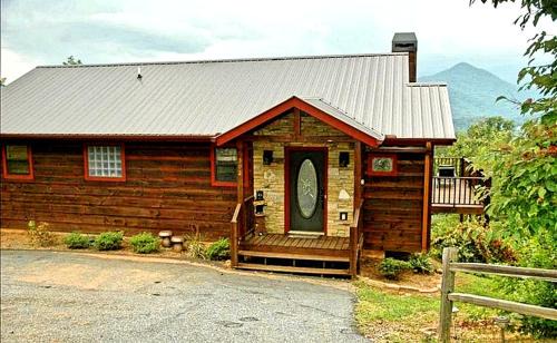 Hiawassee Casa | Breathtaking Cabin Rental with a Private Hot Tub in Hiawassee, Georgia