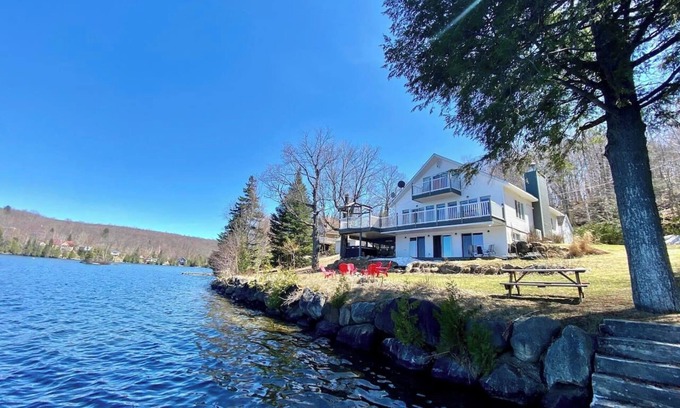 Chertsey Cabaña | Breathtaking Lake View With Spa Chalet 360