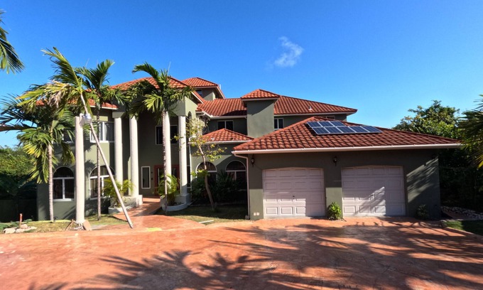 IronShore Estates Cabaña | Breathtaking Luxury cottage in Ironshore with AC, WiFi, Home Theater & Much more