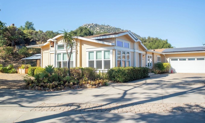 Ramona Casa | Breathtaking Mountain House with great trails & amenities - Sleeps 14!