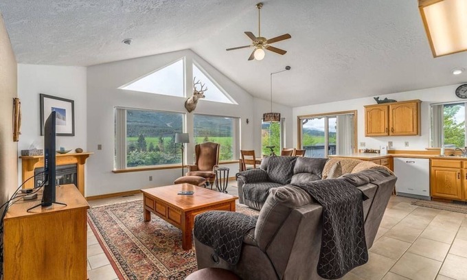 Kellogg Condominio | Breathtaking Mountain View Townhouse by the River
