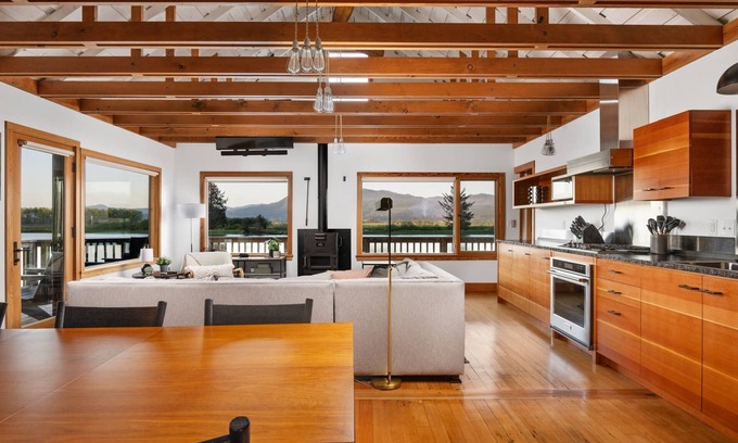 Nehalem Casa | Great Deals on Summer Stays!