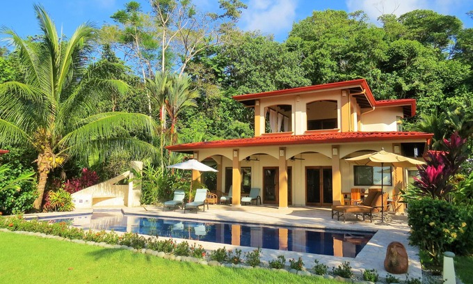 Ballena Casa | OCEANVIEW EN SELVA PRIMARIA! 3 Maestros! GATED. RÍO PRIVADO Y CASCADAS.