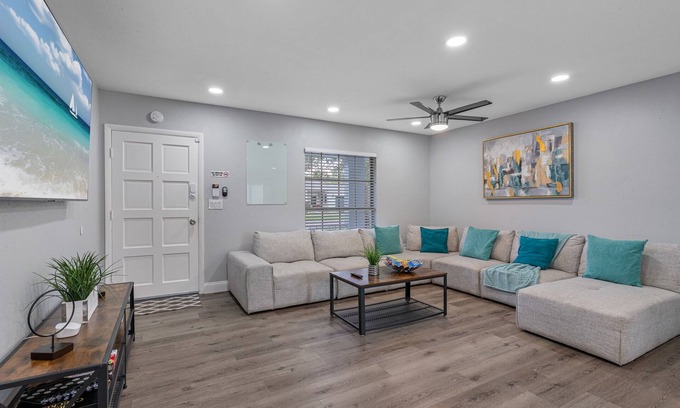 Terrace Park Casa | Breathtaking & Renovated Tampa Heated Pool House