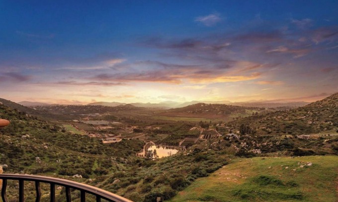 San Diego County Casa | Breathtaking retreat in the wine country close to Safari Park, shopping, dining!