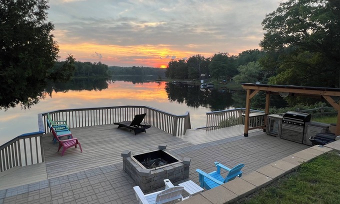 Curtis Township Casa | Breathtaking sunsets from sandy, eastern shore of North Lake!