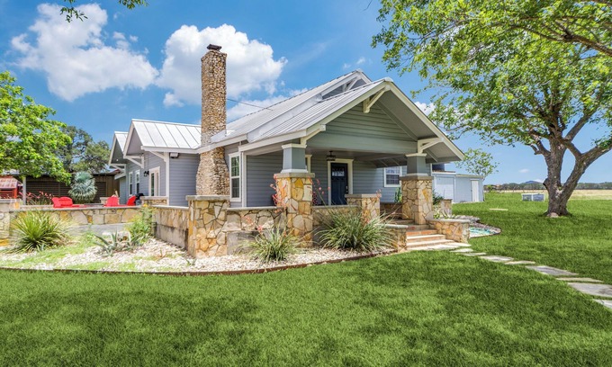 Comfort Casa | Breathtaking Texas Hill Country Getaway for Everyone - Sleeps 16