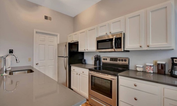 Shaw Casa | Breathtaking Unit in Shaw - 4 Queen beds 1E