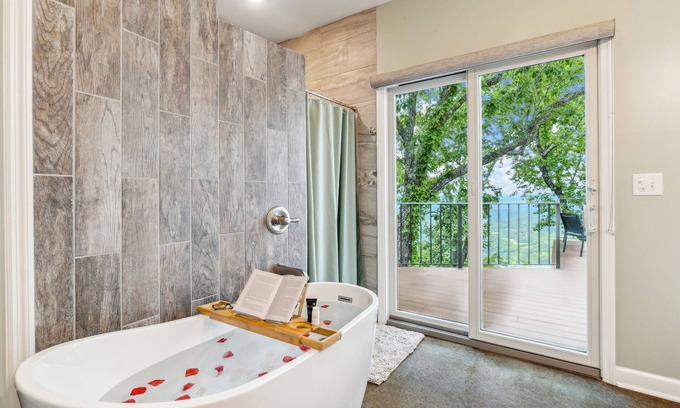 Lookout Mountain Casa | Breathtaking View - Soaking Tub - Fire Pit - Grill