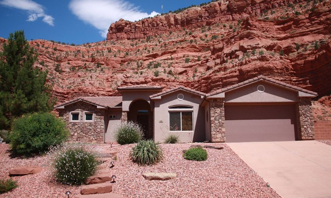 Kanab Casa | Impresionante vista de los acantilados rojos, piscina del vecindario interior / exterior