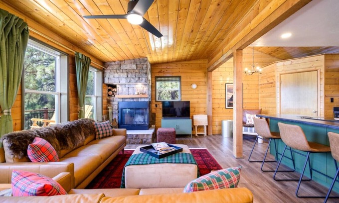 Highland Pines Cabina | Breathtaking Views. Elevated Comfort. Pets Welcome