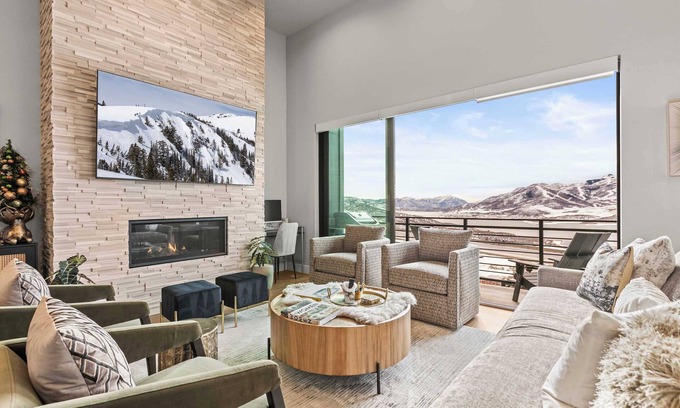 Hideout Casa | Breathtaking Views~Fireplace~Chic~New