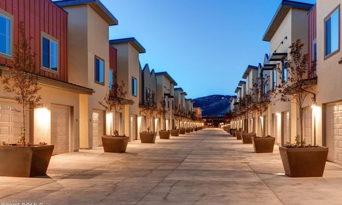 Kimball Junction Condominio | Breathtaking Views, Shopping Center Steps Away!