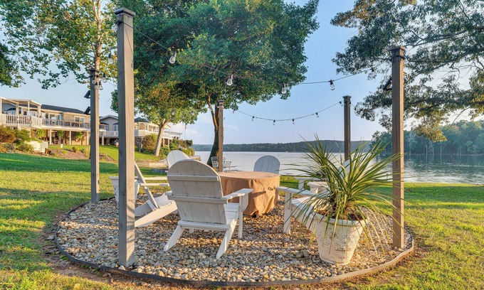 New London Casa | Breathtaking Views & Deck: Badin Lake House!