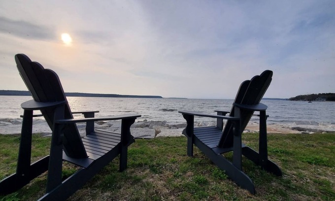 Sturgeon Bay Casa | Breathtaking views on the Bay! Waterfrontage!