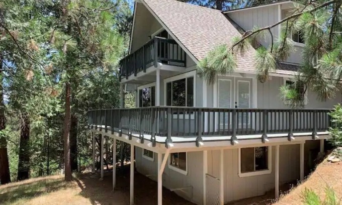 Groveland Casa | Breckenridge Chalet near Yosemite. Nestled in Pines. Sleeps 6. Dog friendly!