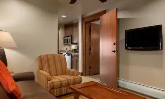 Breckenridge Cabina | Breckenridge, CO - Studio Suite at Grand Lodge on Peak 7 Ski-in/Ski-out Resort