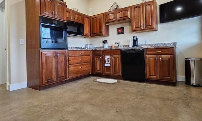 Grove City Apartamento | Breckenridge Suites #7 - The King's Suite - Cozy 1-Bedroom with Full Kitchen
