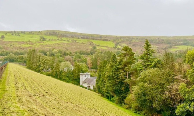 Pontsticill Casa | Brecon Beacons Cottage with Cinema Room, Sleeps 5