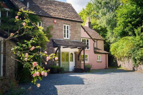 Crickhowell Casa | Brecon Beacons Old Vicarage, stunning garden & views