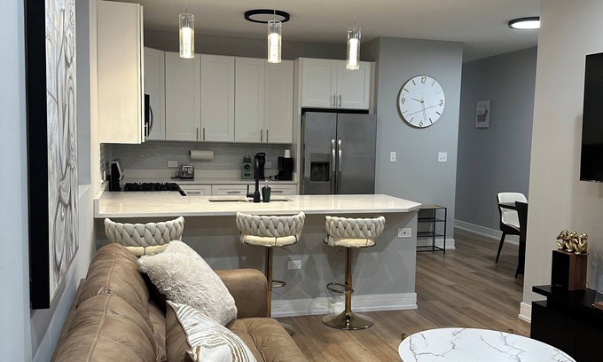Bronzeville Casa | Breeze of Bronzeville Chicago: 3 bedroom 2 bath 9 mins from downtown chicago