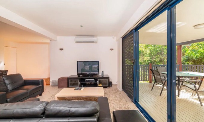 Balmoral Casa | Breezy 4 Bedroom Queenslander in Balmoral