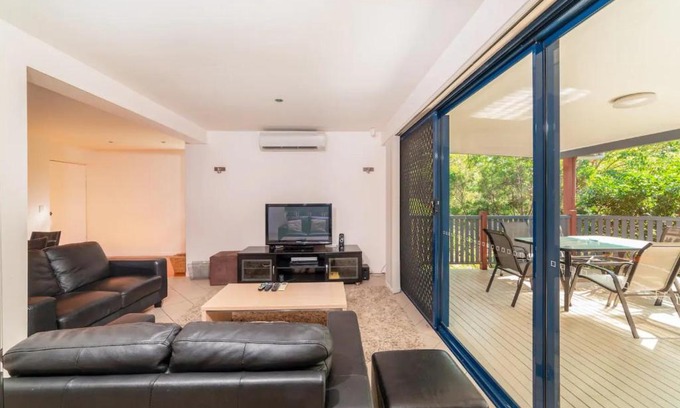 Balmoral Casa | Breezy 4 Bedroom Queenslander in Balmoral