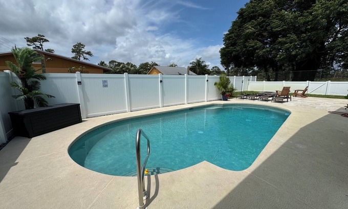 Stuart Casa | Breezy 4BR w/ Golf Clubs + Heated Pool + Tiki Bar