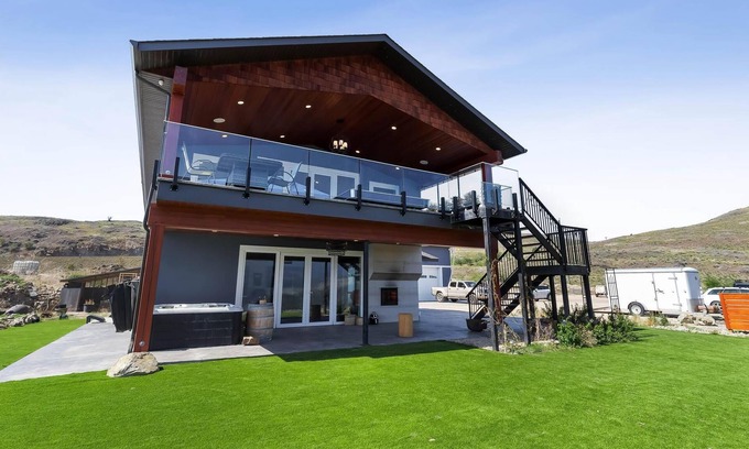 Vernon Casa | Breezy Beach House near Nature, Lake & Vineyards (Pet-Friendly!)