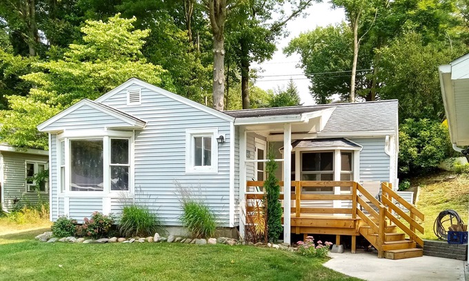 Ludington Cabaña | Breezy Bungalow. Queen beds, A/C. Boat ramp and Boat rentals steps away.