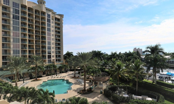 Fort Myers Condominio | Breezy condo with poolside views!