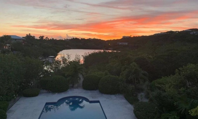 Providenciales Apartamento | Breezy, eco-friendly, with pool and lagoon view