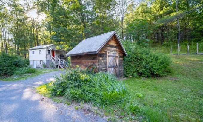 Town of Marbletown Cabina | Breezy Hill Eccentric Studio Cottage