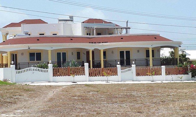 Inch Marlowe Apartamento | Breezy LR GND Floor Apt Higher Heights, Barbados
