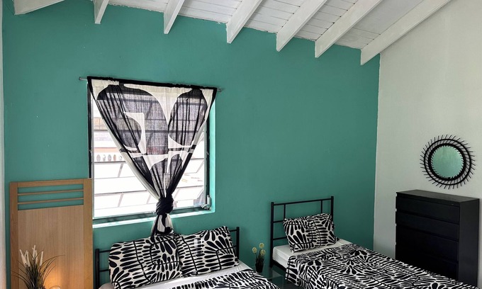 Corinthe Casa | Breezy Lucian Bliss 10 minutes from Centre Attractions!