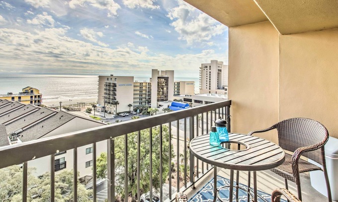 Myrtle Beach Apartamento | Breezy Myrtle Beach Condo w/ Balcony & Views!