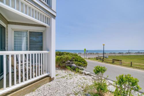 Oak Bluffs Apartamento | Breezy Oak Bluffs Condo - Steps to Inkwell Beach!