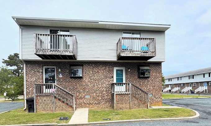 Deep Hole Casa | Breezy Retreat - Pet Friendly - Shared Dock - Linens and Towels Not Provided