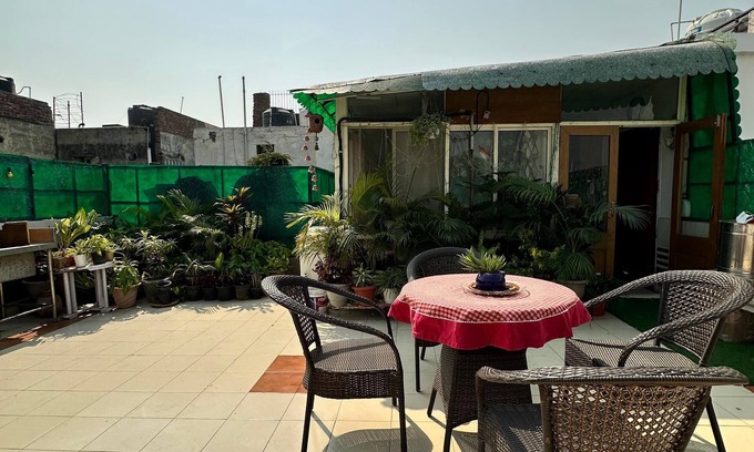 New Delhi Apartamento | Breezy Rooftop Retreat , Centrally located !